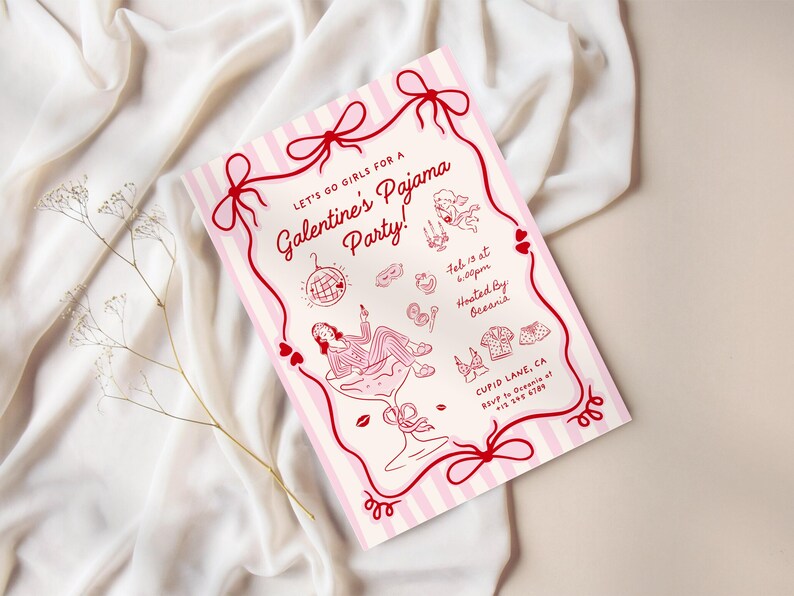 Op de afbeelding: Een roze en witte Galentine's Pyjamaparty-uitnodiging met rode accenten. De uitnodiging heeft een decoratieve rand, strikken en illustraties van een discobal, lingerie en een vrouw in pyjama. De tekst luidt: "Let's Go Girls for a Galentine's Pajama Party!"