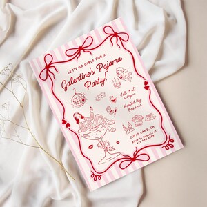 Op de afbeelding: Een roze en witte Galentine's Pyjamaparty uitnodiging met rode accenten. De uitnodiging bevat de tekst "Let's Go Girls For A Galentine's Pajama Party!" en bevat evenementdetails. Het ontwerp bevat illustraties van een discobal, pyjama's en andere iconen.