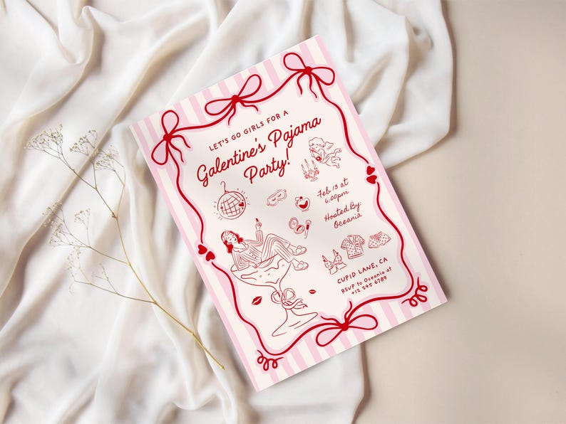Op de afbeelding: Een roze en witte Galentine's Pyjamaparty uitnodiging met rode accenten. De uitnodiging bevat de tekst "Let's Go Girls For A Galentine's Pajama Party!" en bevat evenementdetails. Het ontwerp bevat illustraties van een discobal, pyjama's en andere iconen.