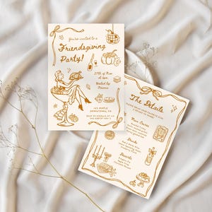 Puede incluir: Dos invitaciones crema para una fiesta de Acci&oacute;n de Gracias entre amigos, con ilustraciones y texto dorados. La invitaci&oacute;n principal presenta a una mujer sosteniendo una bandeja, calabazas y el texto "Friendsgiving Party!". La segunda lista detalles.