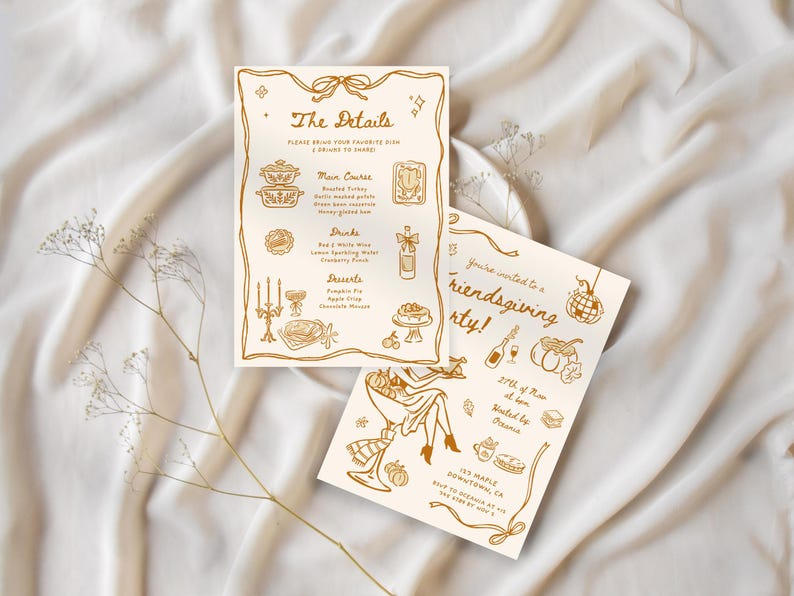 Puede incluir: Dos invitaciones crema para una fiesta de Acci&oacute;n de Gracias con ilustraciones y texto dorados. Una invitaci&oacute;n enumera el men&uacute;, la otra dice "&iexcl;Est&aacute;s invitado a una fiesta de Acci&oacute;n de Gracias entre amigos!" con la fecha y el lugar.