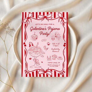 Op de afbeelding: Een roze Galentine's Pyjamaparty-uitnodiging met rode accenten. De uitnodiging bevat de tekst "Let's Go Girls For A Galentine's Pajama Party!" en illustraties van een discobal, een vrouw in een cocktailglas en andere feestelijke afbeeldingen.
