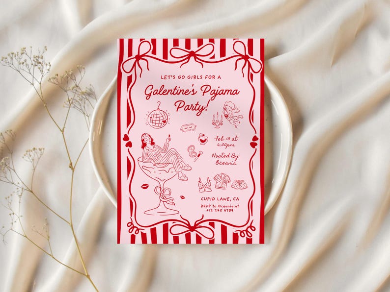 Op de afbeelding: Een roze Galentine's Pyjamaparty-uitnodiging met rode accenten. De uitnodiging bevat de tekst "Let's Go Girls For A Galentine's Pajama Party!" en illustraties van een discobal, een vrouw in een cocktailglas en andere feestelijke afbeeldingen.