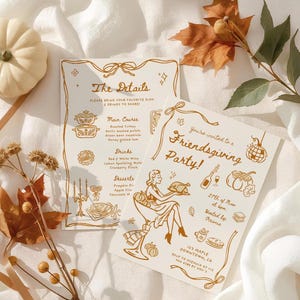 Puede incluir: Dos invitaciones crema para una fiesta de Friendsgiving con ilustraciones y texto en tinta dorada. Una tarjeta enumera los detalles del men&uacute;, la otra invita a los invitados. Decoraciones: calabazas, hojas y una mujer sosteniendo un pavo.
