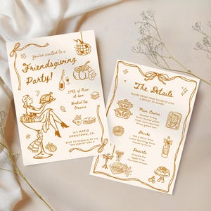 Puede incluir: Dos invitaciones crema para una fiesta de Friendsgiving con ilustraciones y texto dorados. Una invitaci&oacute;n dice "&iexcl;Est&aacute;s invitado a una fiesta de Friendsgiving!" con detalles. La otra enumera el men&uacute; y las bebidas.