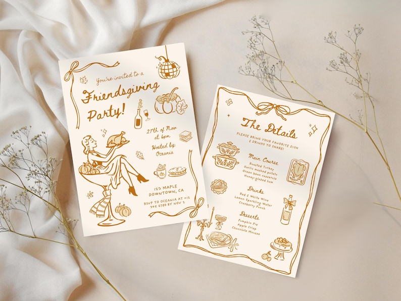 Puede incluir: Dos invitaciones crema para una fiesta de Friendsgiving con ilustraciones y texto dorados. Una invitaci&oacute;n dice "&iexcl;Est&aacute;s invitado a una fiesta de Friendsgiving!" con detalles. La otra enumera el men&uacute; y las bebidas.
