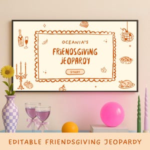 Op de afbeelding: Een ingelijste digitale print met de tekst "Oceania's Friendsgiving Jeopardy" in een speelse, handgetekende stijl. De afbeelding bevat Thanksgiving-thema illustraties en decoratieve elementen, met een vaas, bloemen, kaarsen en drankjes op de voorgrond.