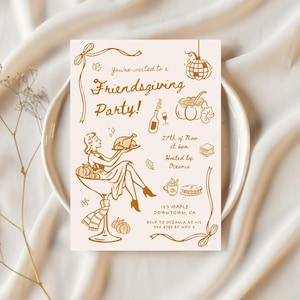Puede incluir: Invitaci&oacute;n a una fiesta de Friendsgiving con est&eacute;tica vintage. La tarjeta beige presenta ilustraciones de calabazas, comida y una mujer sosteniendo una bandeja. El texto incluye la fecha, hora y lugar del evento.