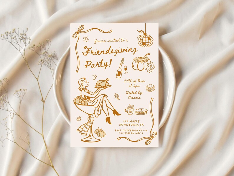 Puede incluir: Invitaci&oacute;n a una fiesta de Friendsgiving con est&eacute;tica vintage. La tarjeta beige presenta ilustraciones de calabazas, comida y una mujer sosteniendo una bandeja. El texto incluye la fecha, hora y lugar del evento.