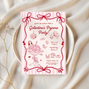 Op de afbeelding: Een roze en witte gestreepte uitnodiging voor een Galentine's Pyjama Party. De uitnodiging heeft een decoratieve rand met strikken en harten, en illustraties van een discobal, een champagneglas en een pyjama. Tekst bevat "Let's Go Girls for a Galentine's Pajama Party!"