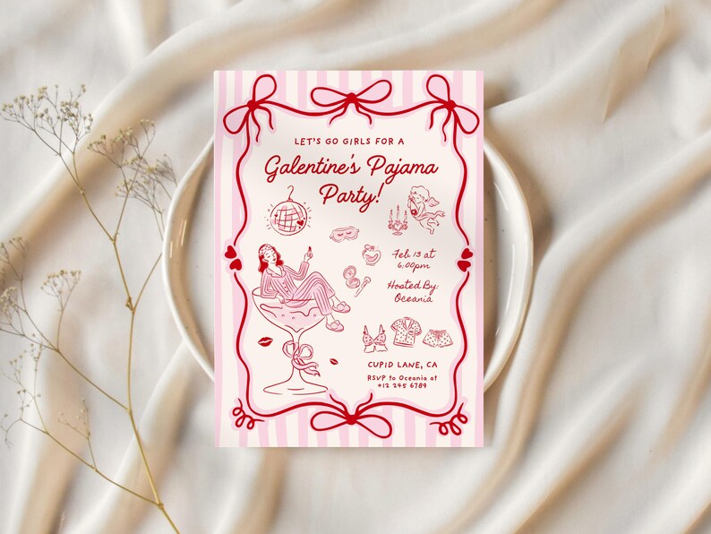 Op de afbeelding: Een roze en witte gestreepte uitnodiging voor een Galentine's Pyjama Party. De uitnodiging heeft een decoratieve rand met strikken en harten, en illustraties van een discobal, een champagneglas en een pyjama. Tekst bevat "Let's Go Girls for a Galentine's Pajama Party!"