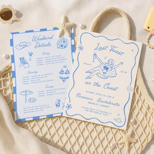 Könnte beinhalten: Zwei Einladungskarten mit blau-weißen Designs, mit Text und Illustrationen für einen Junggesellinnenabschied. Auf einer Karte steht "Weekend Details" und auf der anderen "Last Toast on the Coast". Die Szene umfasst Sonnenbrillen, eine Kamera und eine Strandtasche.