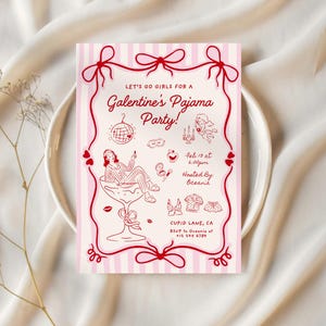 Op de afbeelding: Een roze en wit gestreepte Galentine's Pyjama Party uitnodiging met rode accenten. De uitnodiging bevat de tekst "Let's Go Girls For A Galentine's Pajama Party!" en evenementdetails. Decoratieve elementen zijn strikken, harten en illustraties.