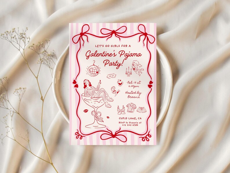 Op de afbeelding: Een roze en wit gestreepte Galentine's Pyjama Party uitnodiging met rode accenten. De uitnodiging bevat de tekst "Let's Go Girls For A Galentine's Pajama Party!" en evenementdetails. Decoratieve elementen zijn strikken, harten en illustraties.