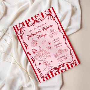 Op de afbeelding: Een roze Galentine's Pajama Party-uitnodiging met rode accenten. De uitnodiging bevat illustraties van een discobal, een vrouw in pyjama en andere feestelijke afbeeldingen. De tekst luidt: "Let's Go Girls for a Galentine's Pajama Party!"