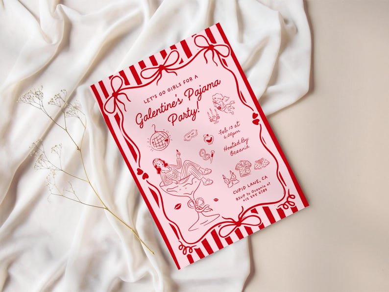 Op de afbeelding: Een roze Galentine's Pajama Party-uitnodiging met rode accenten. De uitnodiging bevat illustraties van een discobal, een vrouw in pyjama en andere feestelijke afbeeldingen. De tekst luidt: "Let's Go Girls for a Galentine's Pajama Party!"