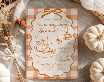 Op de afbeelding: Een rechthoekige Friendsgiving-diner uitnodigingskaart met een lichtoranje en witte ruitjesachtergrond. Het midden bevat een geschulpt kader met oranje lijntekeningen van een pompoen, taart, kaars, champagnefles en een discobal.