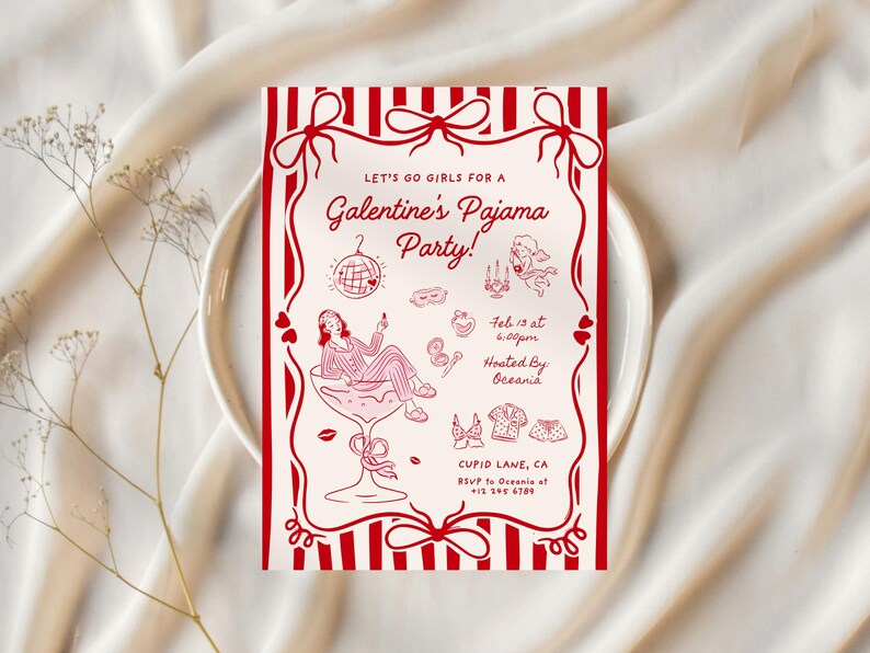 Op de afbeelding: Een rood-witte Galentine's Pyjama Party uitnodiging. De uitnodiging heeft een decoratieve rand met strikken en verticale strepen. De tekst bevat "Let's Go Girls for a Galentine's Pajama Party!" en evenementdetails.