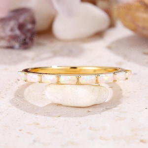 Delicada alianza de boda con ópalo blanco baguette para mujer. Alianza de media eternidad con ópalo. Anillo único apilable de ópalo de 14 k. Anillo de aniversario.