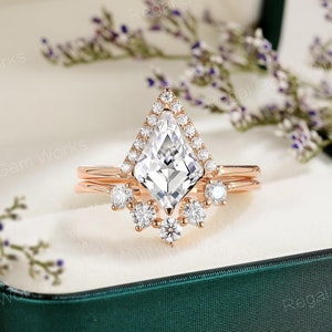 Anel de noivado exclusivo de moissanita com corte de pipa, conjunto de anéis de casamento empilháveis de moissanita em ouro rosa 14k, anel de pedra de nascimento de abril, anel de amor, presente para esposa
