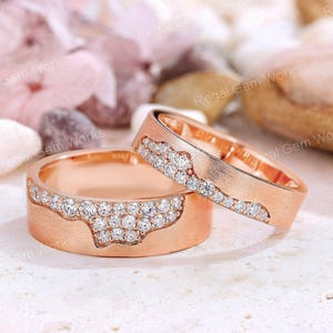 2PCs Vintage Moissanite Pave Couple Ring 14k Rose Gold Diamond Matching Couple Ring Set Dainty Brushed Design Wedding Ring for Men and Women