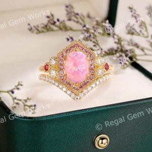 Anello di fidanzamento vintage in opale di fuoco rosa, set unico in oro 14k con pavé floreale in opale rosa, anello nuziale con alone, set nuziale delicato