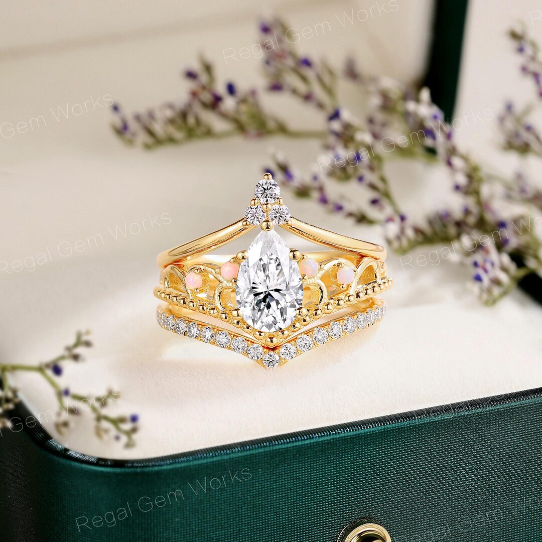 Vintage Pear Cut Moissanite Engagement Ring Set Yellow Gold Curved ...