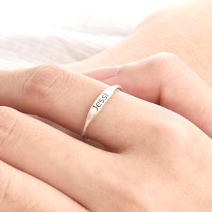 Anillo de nombre personalizado, anillo de letras grabadas, anillo de nombre delicado, anillos iniciales personalizados, anillos apilables, anillo de apilamiento de oro, regalo para ella