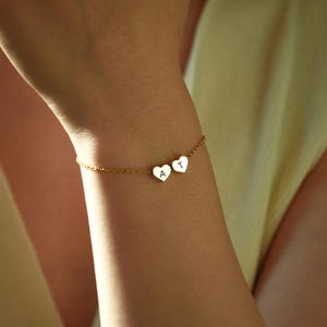 Pulsera personalizada con inicial para mamá, pulsera con dije de corazón, pulsera con letra pequeña, pulsera de corazón con inicial, regalo de cumpleaños para ella