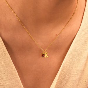 カスタム誕生石イニシャルネックレス、繊細なハート誕生石ペンダントネックレス、小さな文字ネックレス、誕生石ジュエリー、ブライズメイドギフト