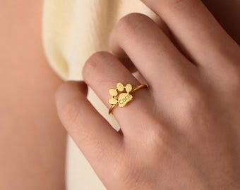 Anillo con nombre de mascota, anillo con letra en forma de pata, anillo con inicial personalizado, anillo con nombre personalizado, anillo grabado con el nombre de mamá perruna, anillo con el nombre de mamá gata, regalos para ella por la pérdida de una mascota.