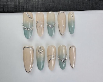 Ovala, dammblå ombre-pressnaglar, silverfärgade strass-minimalistiska handgjorda naglar