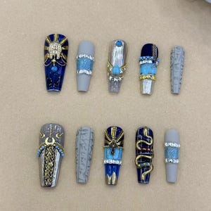 エジプト風ダイヤモンドネイル、キラキラダイヤモンドネイル、ブルーのキラキラネイル、仮面舞踏会ネイル、エレガントで高貴な女の子のネイル