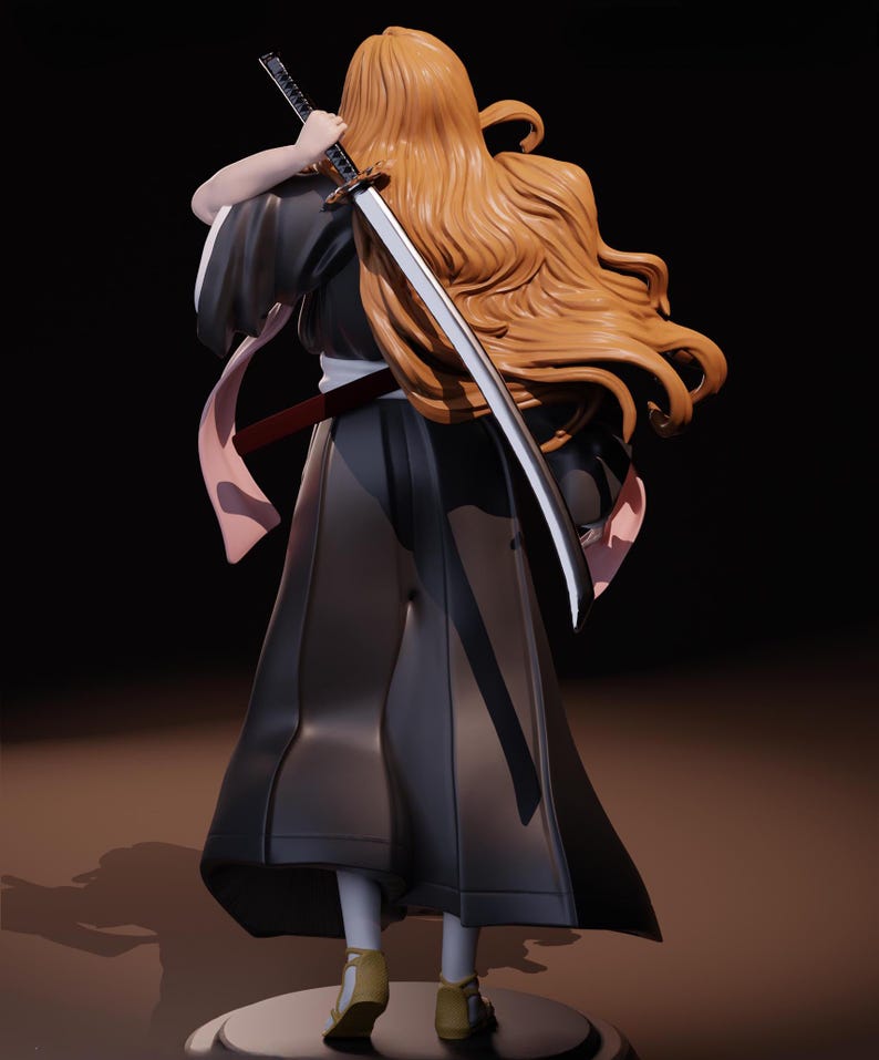 Pode incluir: Uma figura de anime em preto e branco de uma mulher com cabelo castanho comprido, vestindo um quimono preto e branco e segurando uma espada nas costas.