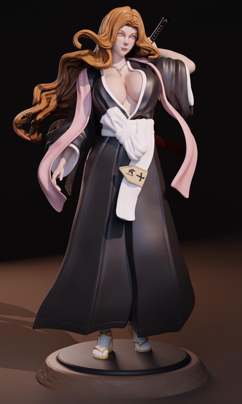 Pode incluir: Uma figura de anime preta e rosa de uma mulher com cabelo castanho comprido, vestindo um quimono preto e branco com uma faixa branca e um len&ccedil;o rosa. Ela est&aacute; segurando uma espada na m&atilde;o direita e tem uma express&atilde;o s&eacute;ria no rosto.