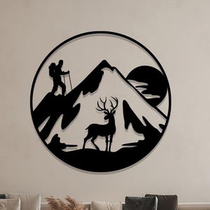 Parete in metallo con scalatore e cervo - Scena di natura selvaggia in acciaio con vista sulla natura, foresta e vette / Decorazione rustica da baita