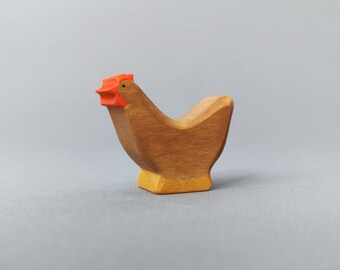 Houten beeldje van een bruine kip met een rode kam, cadeaus voor kinderen, Waldorf speelgoed volledig gemaakt van hout, een figuur uit de familieset van boerderijdieren