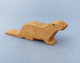 Houten speelgoedbeeldje met afbeelding van een bruine otter, één figuur uit de bosset, stimuleert de verbeelding, voor kinderen, kinderspeelgoed, voor kinderen