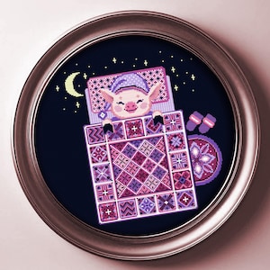 Op de afbeelding: Een roze varken met een paarse slaapmuts slaapt in een roze en paarse patchworkdeken met een halve maan en sterren op de achtergrond.