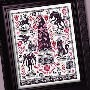 Può includere: Opera d'arte a punto croce incorniciata con varie creature criptide e folcloristiche in tonalità viola, rosa e nero. Include un Jackalope, Chupacabra, Mothman e Good Cats, con etichette di testo. L'opera è incorniciata in una cornice nera ornata.