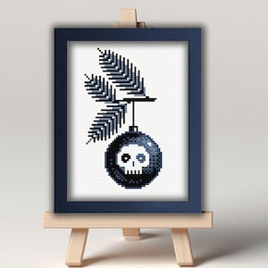 以下が含まれることがあります： 青と白の松の枝からぶら下がっている、骸骨のデザインが施された黒と白のクリスマスオーナメント