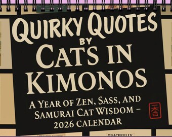 Puede incluir: Calendario de espiral de 2026 titulado "Quirky Quotes by Cats in Kimonos". Presenta ilustraciones de gatos en kimonos con citas humorísticas. El fondo es morado claro con flores dispersas.