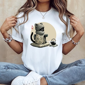 着物を着た黒猫のTシャツ - かぎ針編みのスカーフと猫耳でお茶をすする猫好きにぴったりのギフト