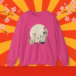 日本の猫スウェットシャツ - ユニセックスクルーネック、花柄ベージュの落ち着いた猫スウェットシャツ、木版画風ジャンパー、エレガントな子猫デザイン