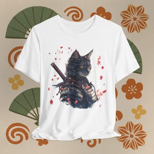 サムライキャットウォリアーTシャツ - ユニセックスジャージー半袖Tシャツ、激しい黒の鎧猫シャツ、刀と桜の花びら、猫好きの方へのギフト