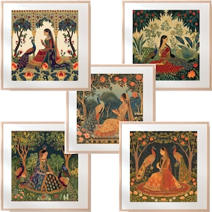 Op de afbeelding: Vijf ingelijste illustraties van vrouwen in traditionele Indiase kleding met pauwen. Elke illustratie toont een vrouw in een andere pose en kleurschema, met een pauw op de achtergrond. De illustraties zijn geplaatst tegen een achtergrond van weelderig groen en bloemmotieven.