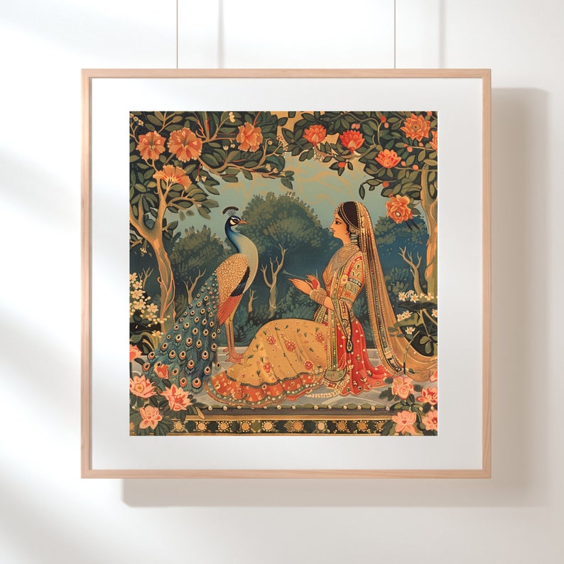 Op de afbeelding: Een ingelijst schilderij van een vrouw in een gele en rode jurk die met een pauw in een weelderige groene tuin zit. De vrouw kijkt naar de pauw, die haar aankijkt. Het schilderij is geplaatst tegen een witte achtergrond.