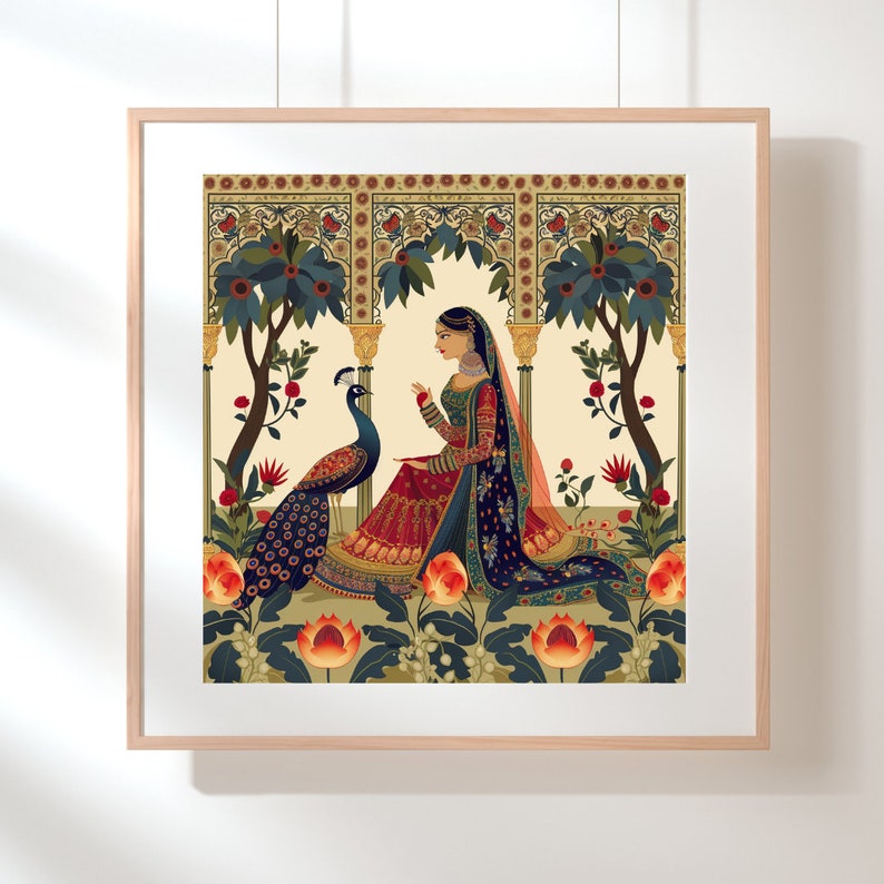 Op de afbeelding: Een vrouw in een rood-blauwe gebloemde jurk zit in een tuinsetting met een pauw. De vrouw draagt een gouden kroon en een sluier. De pauw kijkt de vrouw aan en heeft zijn veren uitgespreid.