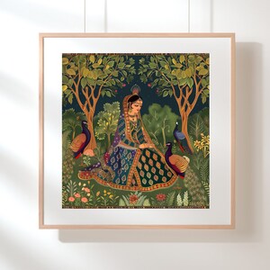 Op de afbeelding: Een vrouw in een kleurrijke, gepatroneerde jurk zit in een weelderige groene tuin met twee pauwen. De vrouw draagt een kroon en sieraden, en de pauwen hebben levendige blauwe en groene veren.