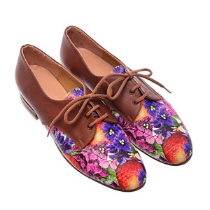 Chaussures richelieu en cuir faites main : imprimé floral marron, style vintage